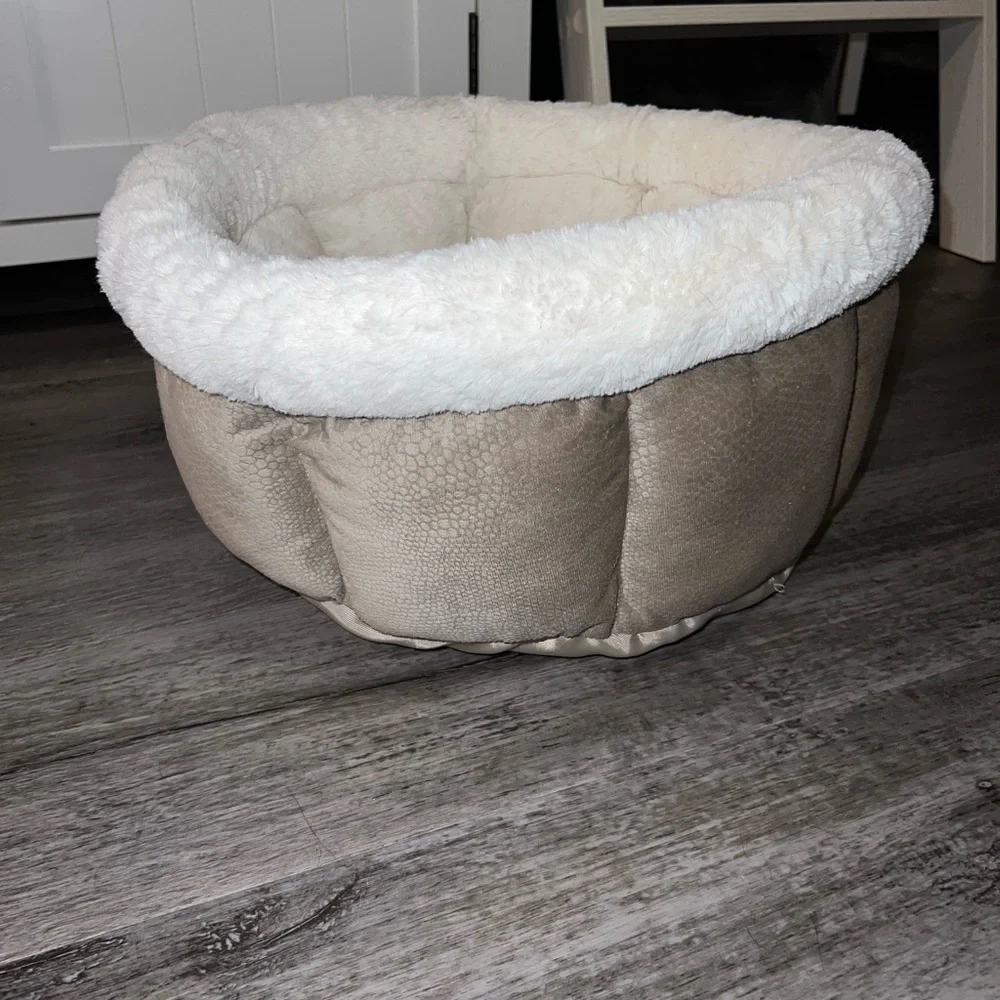 Cat bed never used